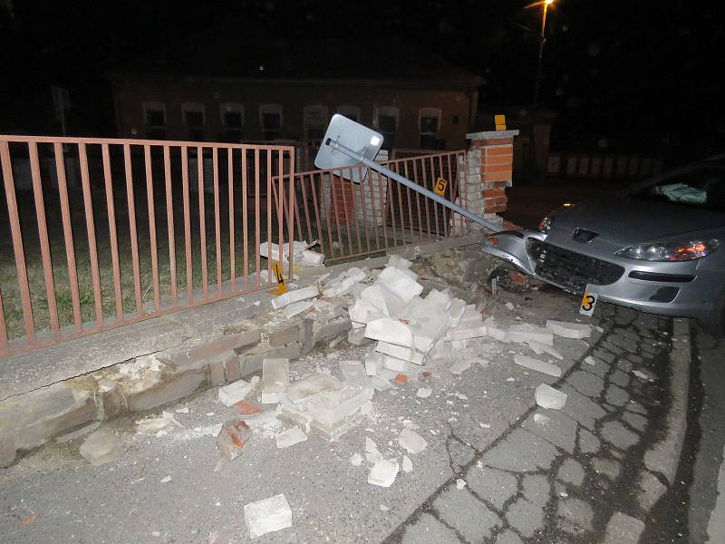 Opilá řidička nabourala do plotu policejní služebny