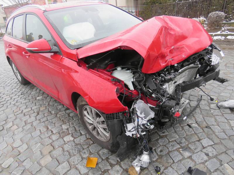 Řidič vozidla Ford Puma utrpěl lehká poranění.