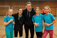 Volejbalistka Kateřina Hanušová (uprostřed) se svými svěřenkyněmi v TJ Sparta Kutná Hora.