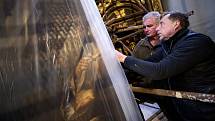 Instalování restaurovaných oltářních obrazů Petra Brandla a F.X. Palka v kostele sv. Jakuba, Kutná Hora, 31. ledna 2023.