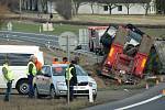 Dopravní nehoda na čáslavském obchvatu v lokalitě Kalabousek. Nákladní vozidlo převážející obrněný transportér se střetlo s osobním automobilem.