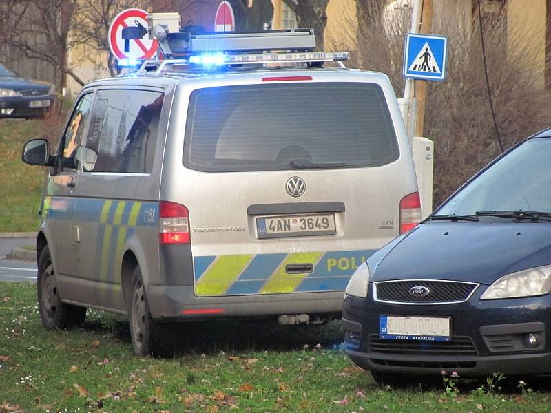 Vyšetřování dopravní nehody v těsné blízkosti přechodu pro chodce u kruhového objezdu na Kaňku.