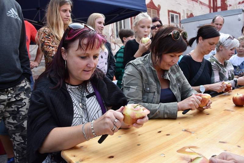 V Kácově se utkali jedlíci švestkových knedlíků