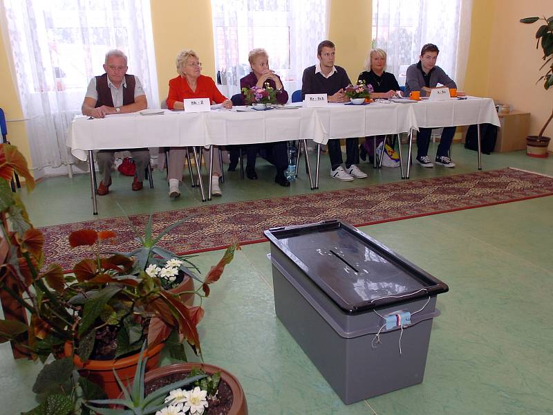 Krajské volby - volební místnost v Chotusicích. 12. 10. 2012