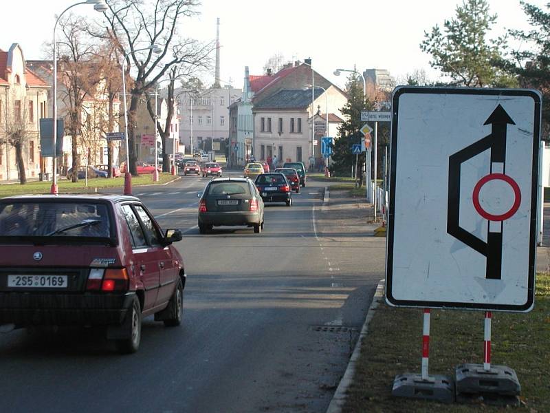 Značení objezdové trasy v ulici Pod Valy.