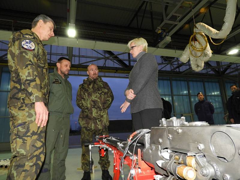 Ministryně obrany Karla Šlechtová navštívila čáslavské letiště.