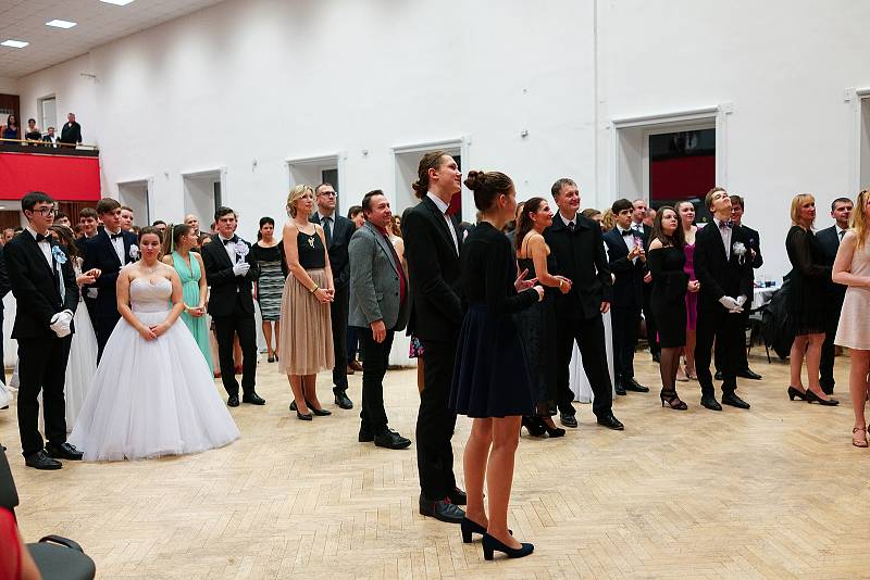 Věneček slavnostně ukončil kutnohorský taneční kurz.