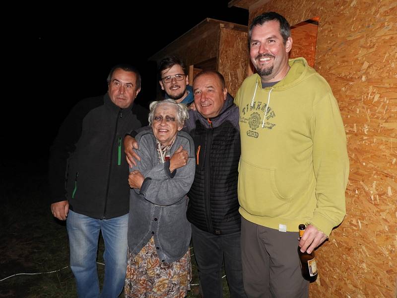 Ivan Mládek s kapelou bavil publikum při pálení čarodějnic ve Zbraslavicích.