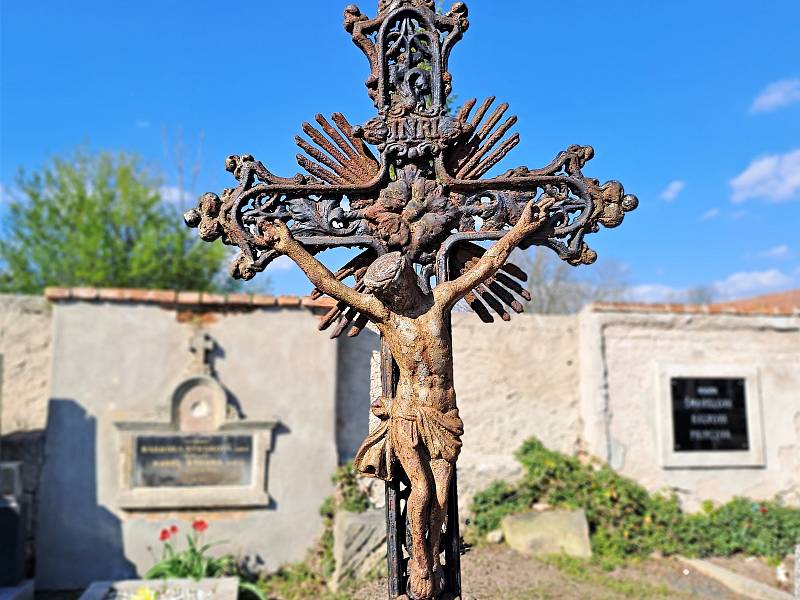Jaro na hřbitově ve Žlebech.