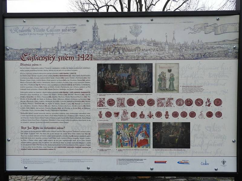 Jeden ze šesti panelů na Kostelním náměstí v Čáslavi, na kterých je slovem i obrazem Čáslavský sněm zdokumentován.