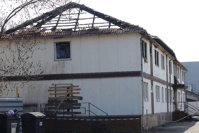 Na začátku roku 2021 vyhořelá městská ubytovna ve Vítězné ulici v kutnohorském Sedlci.