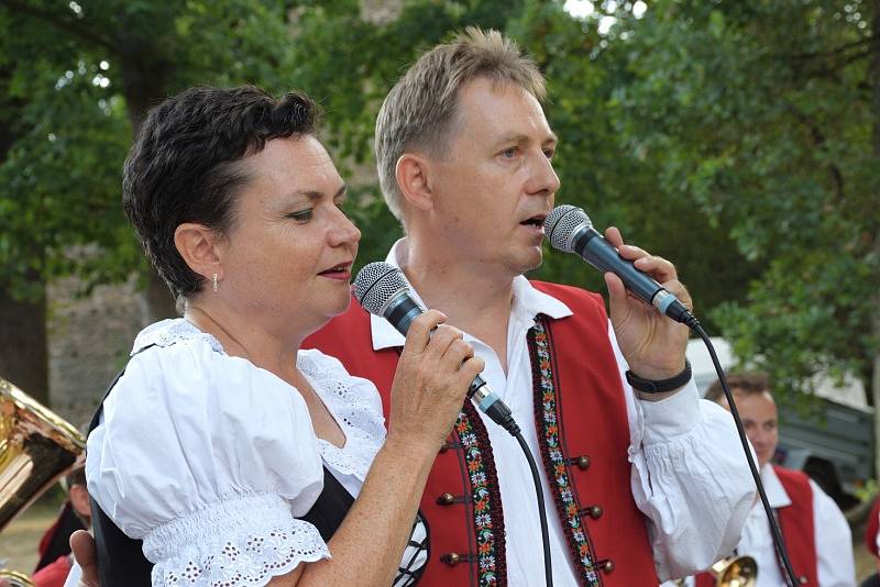 Koncert dechové kapely Křídlovanka hostil zámecký park ve Zruči nad Sázavou.