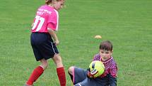 Z fotbalového turnaje mladších přípravek v Tupadlech: FK Čáslav dívky - TJ Star Tupadly 9:1.