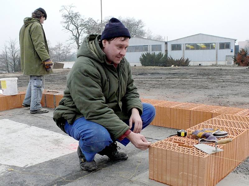 Zakládání stavby v areálu bývalých čáslavských kasáren