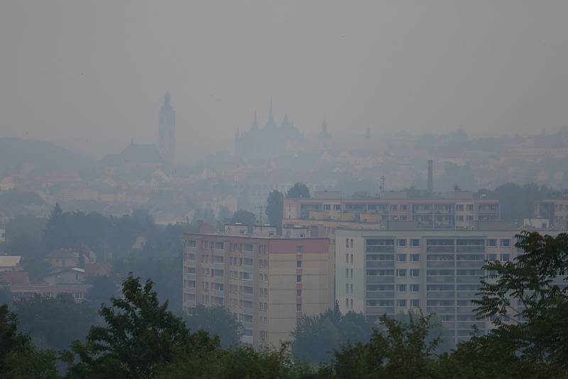 Kouřový opar nad Kutnou Horou po sedmé hodině ráno, úterý 26. července 2022.