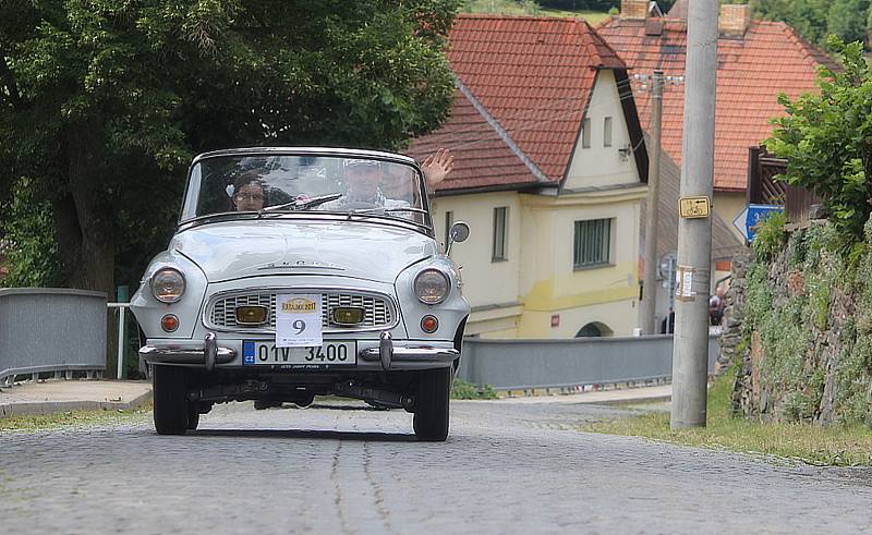 Ratajský kopec znovu zdolávaly desítky historických vozidel.