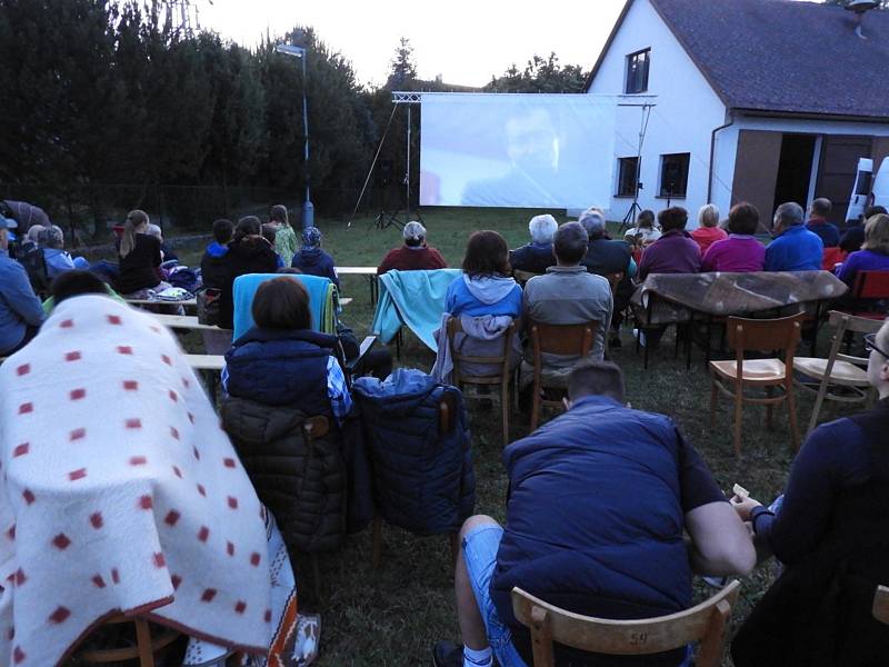 V Petrovicích II. si lidé užili letní kino.