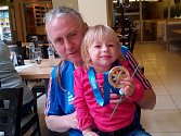 Běžec a fobalový rozhodčí Josef Havránek z Bratčic se svou dcerou, které věnoval medaili z pražského maratonu, který se běžel 7. května 2017.