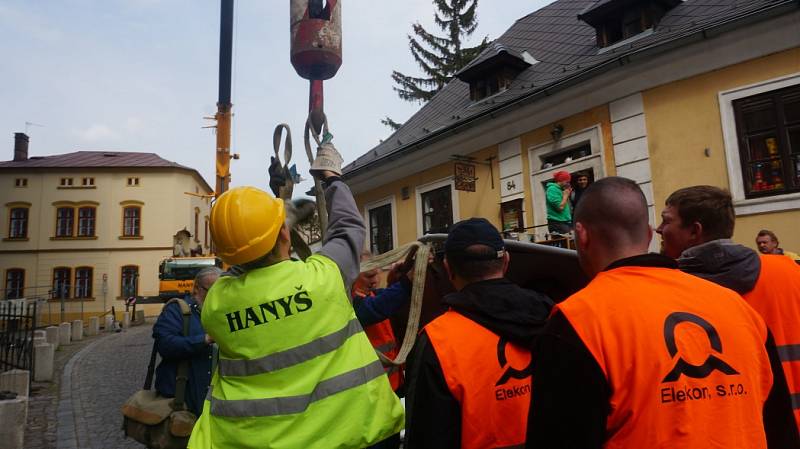 Instalace hodin na věž kostela sv. Jakuba