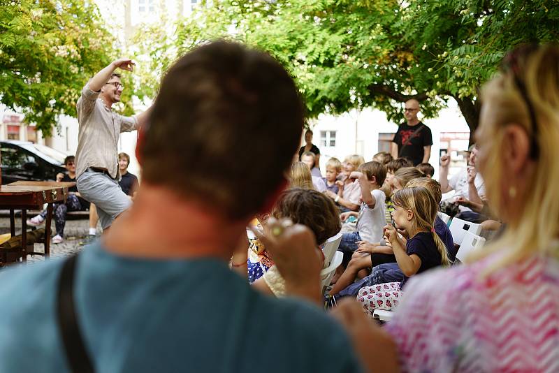 Divadelní festival Kutná Hora: loutkové představení pro děti 'Bojím se v lese' na Palackého náměstí.