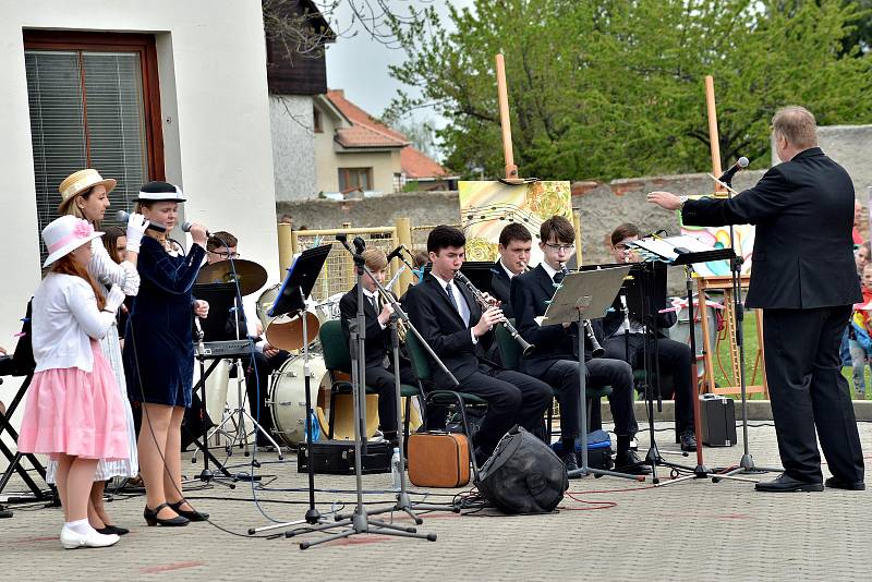 Prvomájový koncert pořádala Základní umělecká škola Uhlířské Janovice.