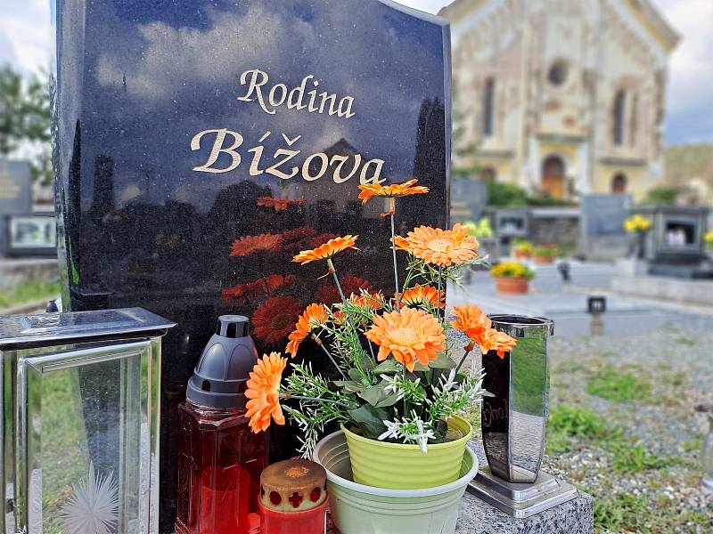 Jaro na hřbitově v Semtěši.
