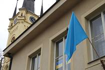 Modrá vlajka v Čáslavi na podporu Světového dne porozumění autismu.