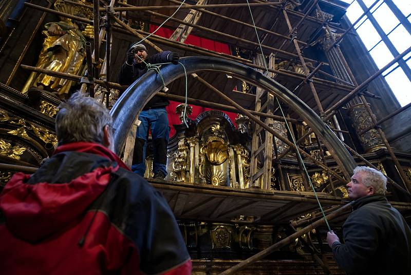 Instalování restaurovaných oltářních obrazů Petra Brandla a F.X. Palka v kostele sv. Jakuba, Kutná Hora, 31. ledna 2023.