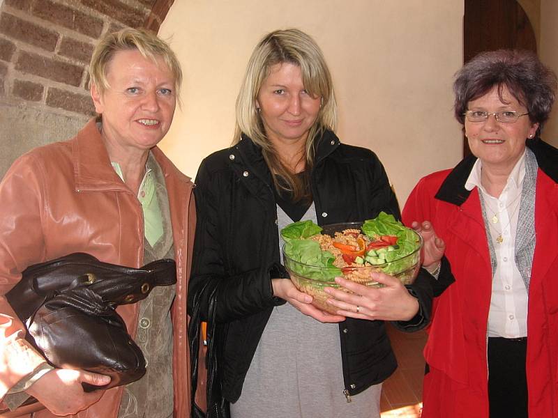 Zástupkyně kutnohorského Českého červeného kříže a Domácí péče Alice, (zleva) Věra Nuhlíčková, Jana Fenyková a Eva Němečková.