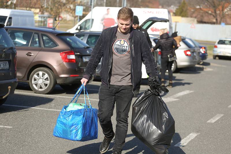 Z nakládání materiální pomoci pro Ukrajinu do dvou dodávek kapely Rybičky 48 v Kolíně a Kutné Hoře.