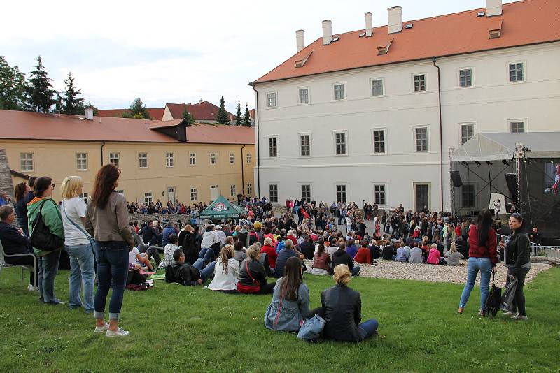 Kulturní léto v GASK uzavřel koncert skupiny Olympic.