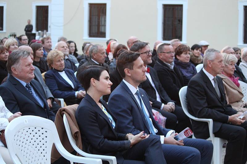 Opera se hrála v rajské zahradě bývalého kláštera.