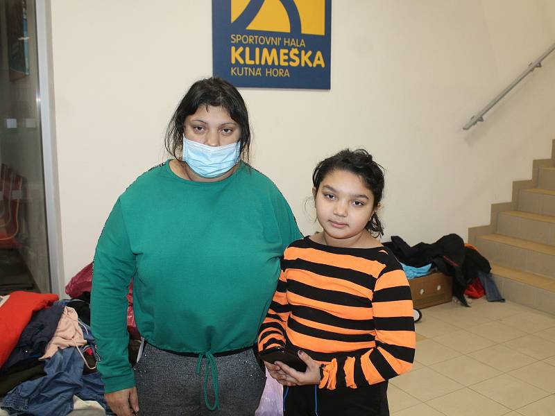Dočasný azyl našla paní Eva spolu s ostatními ve sportovní hale Klimeška. Na snímku s dcerou.