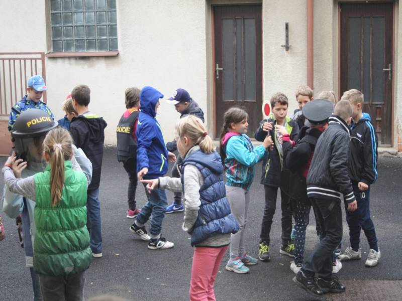 Děti navštívily policejní oddělení v Uhlířských Janovicích.