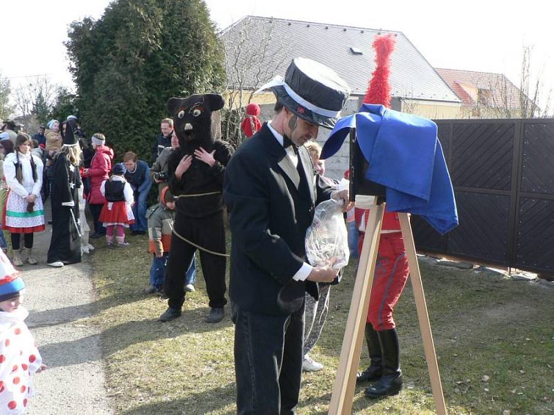 Masky a pohádkové bytosti chodily po Hostovlicích.