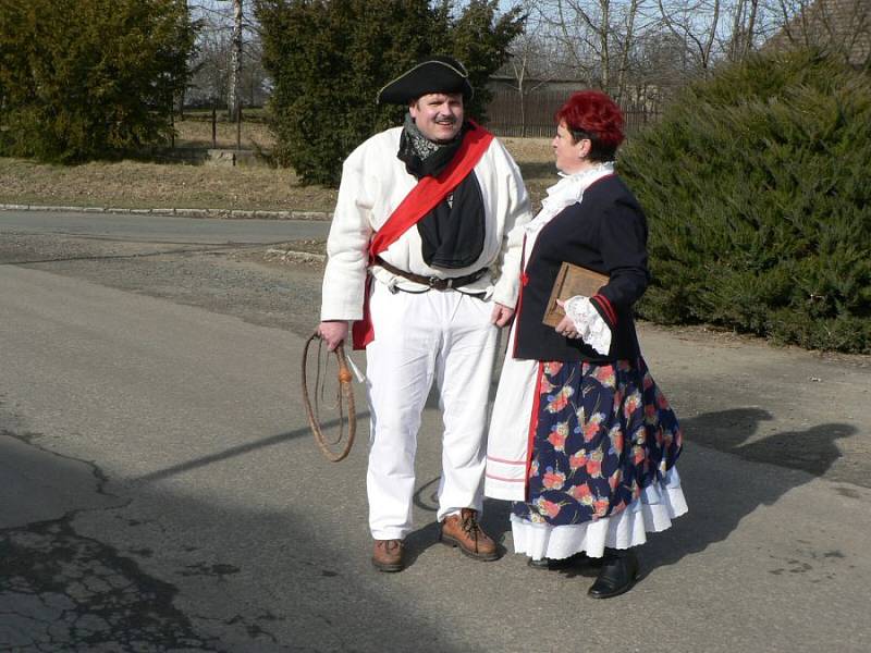 Masky a pohádkové bytosti chodily po Hostovlicích.