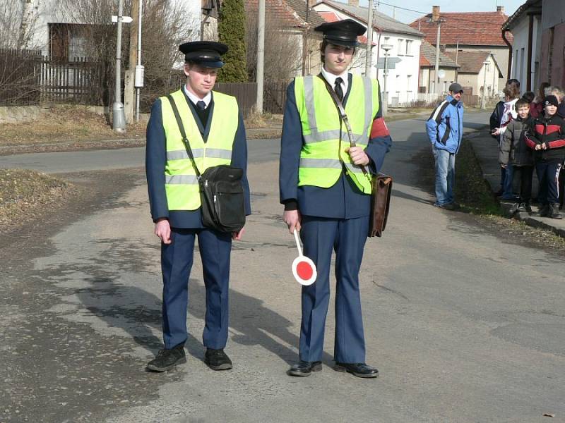 Masky a pohádkové bytosti chodily po Hostovlicích.