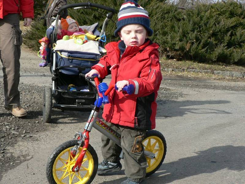 Masky a pohádkové bytosti chodily po Hostovlicích.