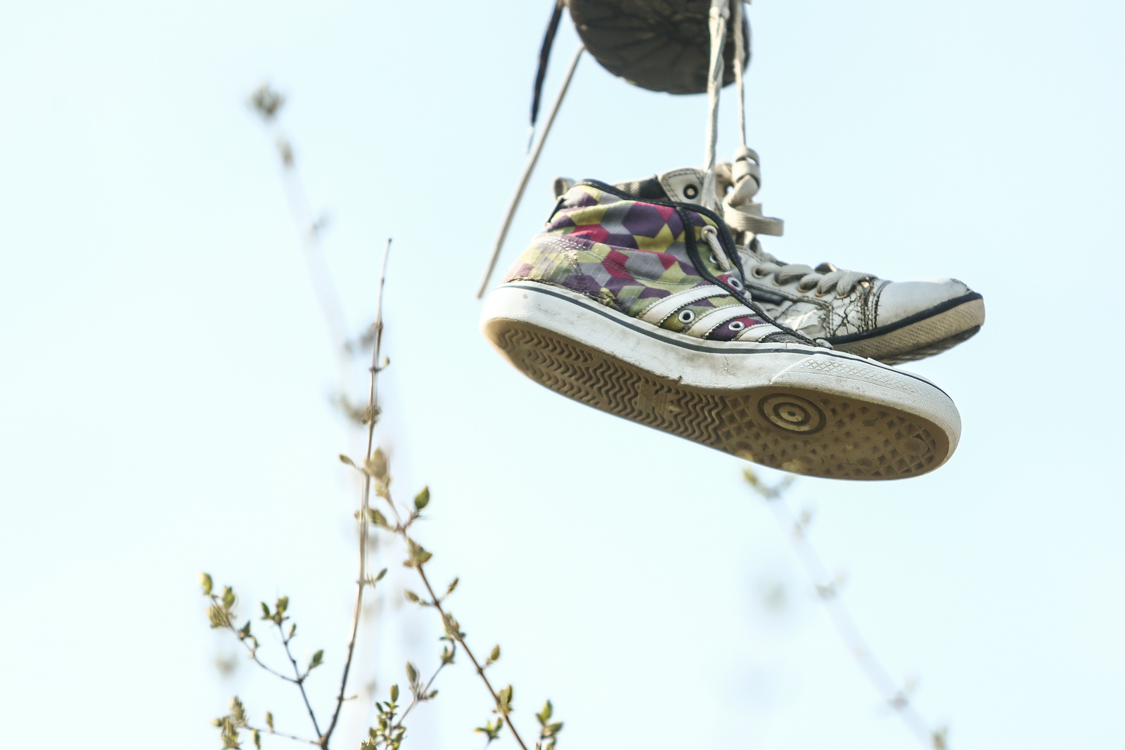 OBRAZEM: Boty na drátech! Mistrovskou ukázku shoefiti lze spatřit na Kaňku  - Kutnohorský deník