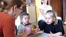Angličtinu hravou formou se učí děti v Centru denní péče Semínka ve Voršilském klášteře v Kutné Hoře.