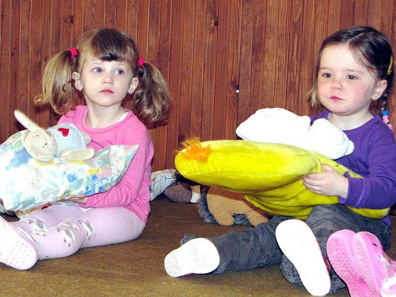 Angličtinu hravou formou se učí děti v Centru denní péče Semínka ve Voršilském klášteře v Kutné Hoře.