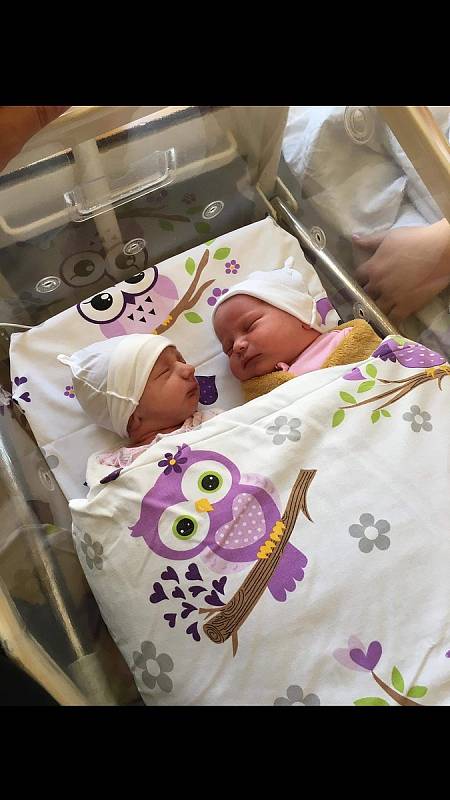 Nela a Emma Skopkovy se narodily 9. srpna 2021 v 10.24  a 10.25 hodin v čáslavské porodnici. Nela vážila 2870 a měřila 49 centimetrů. Emma vážila 2670 gramů a měřila 47 centimetrů. Doma v Třebešicích se z nich těší maminka Dominika a tatínek Roman.