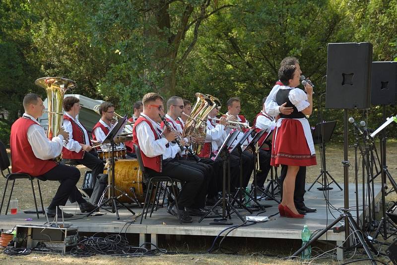 Koncert dechové kapely Křídlovanka hostil zámecký park ve Zruči nad Sázavou.