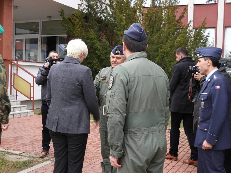 Ministryně obrany Karla Šlechtová navštívila čáslavské letiště .