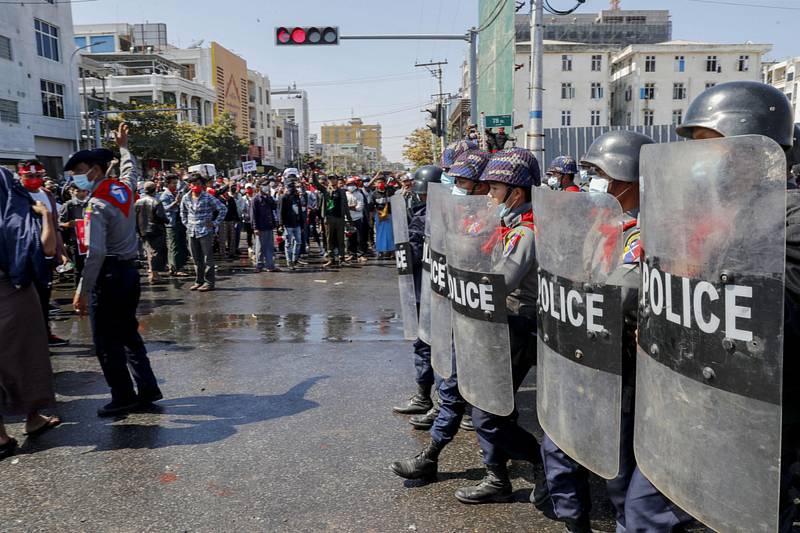 Policisté zasahovali proti demonstraci v barmském městě Mandalaj, 9. února 2021.