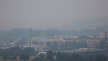 Kouřový opar nad Kutnou Horou po sedmé hodině ráno, úterý 26. července 2022.