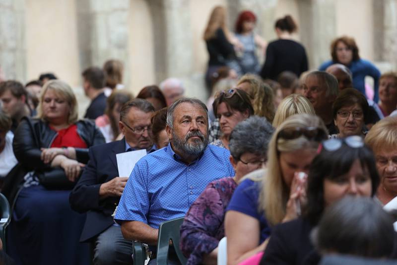 Z muzikálu Noc na Karlštejně na nádvoří Vlašského dvora v rámci festivalu Operní týden Kutná Hora.