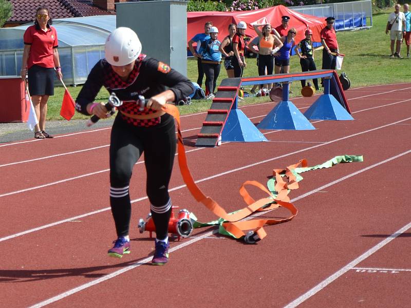 Z krajské soutěže v požárním sportu profesionálních a dobrovolných hasičů na stadionu Olympia v Kutné Hoře.