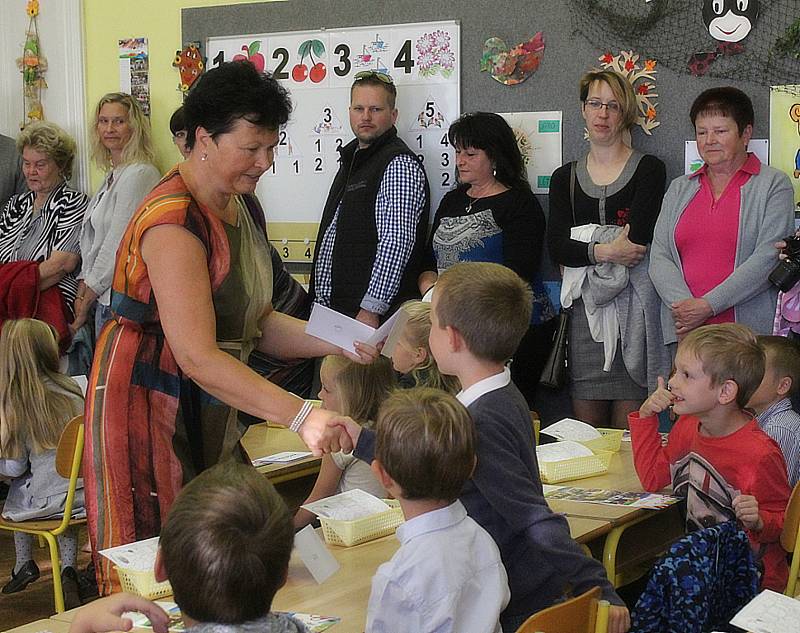 Své prvňáčky přivítala také Základní škola Žižkov Kutná Hora. Každého osobně přivítala nejen třídní učitelka, všechny prvňáčky přišla pozdravit i ředitelka školy Alena Kotrbová.