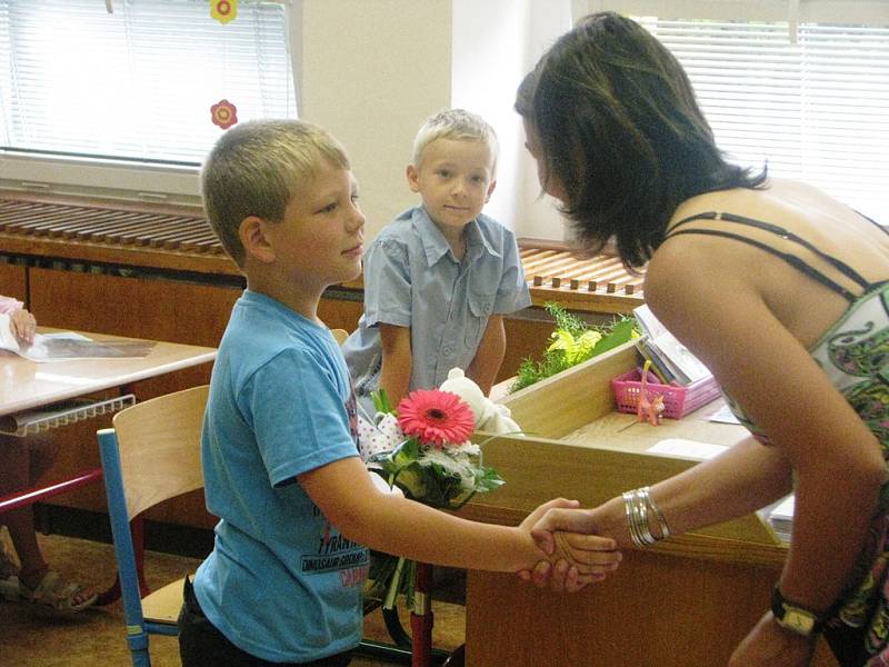 Předávání vysvědčení na Základní škole Jana Palacha